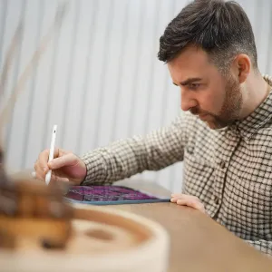 Skriva vit stylus i ett blått fodral på en iPad, används för anteckningar, skisser och teckning