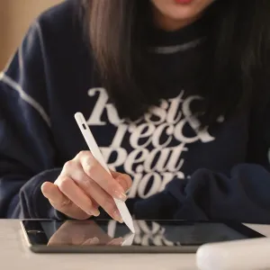 Skriva vit iPad-penna i användning på en surfplatta, med ett skyddsfodral synligt i förgrunden.