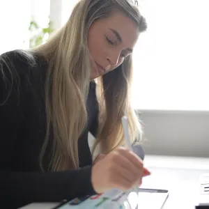 Skriva aktiv penna för iPad som används på en surfplatta för att skriva och rita vid ett skrivbord