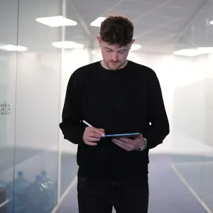 Skriva Stylus används med ett blått surfplattefodral för att skriva eller rita på iPad på ett kontor