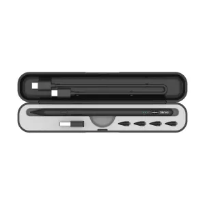 Skriva stylus och fodral med USB-C-kablar, adapter och utbytbara spetsar i ett öppet förvaringsfodral